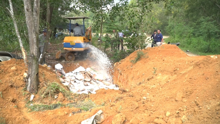 Quảng Nam: Tiêu hủy hàng tấn thực phẩm tươi sống không rõ nguồn gốc quang nam tieu huy hang tan thuc pham tuoi song khong ro nguon goc