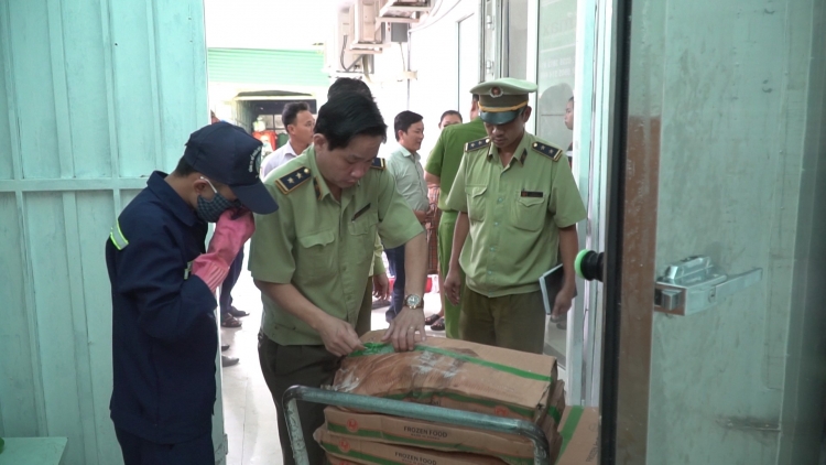 Quảng Nam: Tiêu hủy hàng tấn thực phẩm tươi sống không rõ nguồn gốc quang nam tieu huy hang tan thuc pham tuoi song khong ro nguon goc