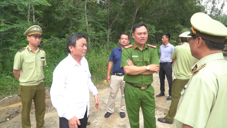 Quảng Nam: Tiêu hủy hàng tấn thực phẩm tươi sống không rõ nguồn gốc quang nam tieu huy hang tan thuc pham tuoi song khong ro nguon goc