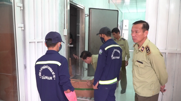 Quảng Nam: Tiêu hủy hàng tấn thực phẩm tươi sống không rõ nguồn gốc quang nam tieu huy hang tan thuc pham tuoi song khong ro nguon goc