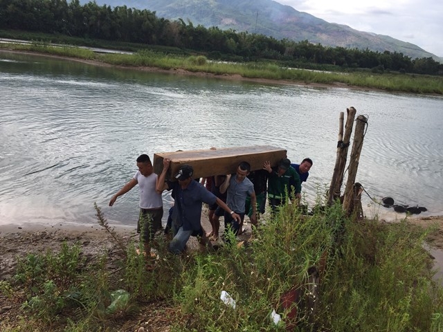 quang nam lien tiep bat giu 3 vu van chuyen go trai phep tren song