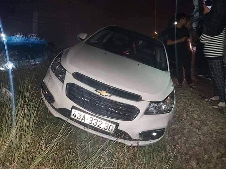 da nang tau hoa tong o to dau tren duong ray tai xe xe di vang