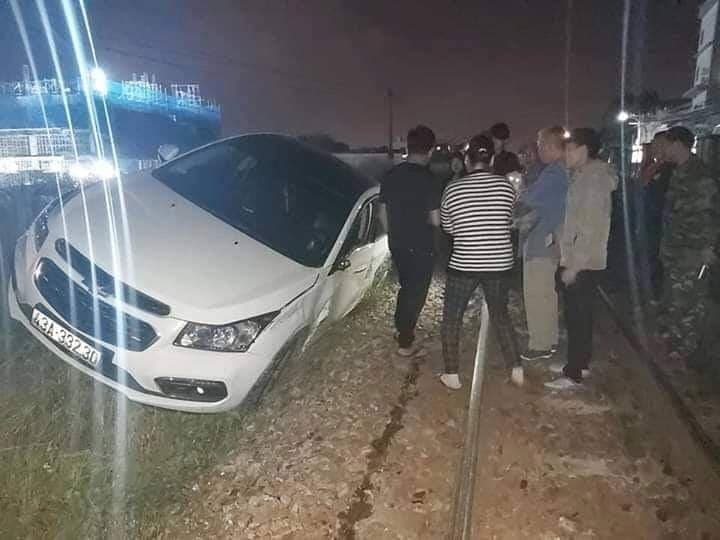 da nang tau hoa tong o to dau tren duong ray tai xe xe di vang