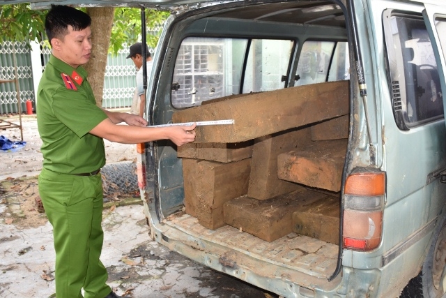 dung xe o to het dat van chuyen gan 10m3 go lau o quang nam