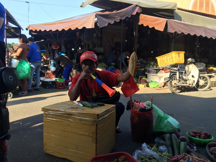 hoi an nhuom trong sac do khong khi cuc nong truoc gio bong lan