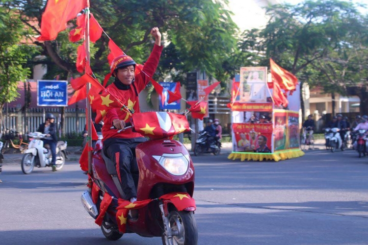 hoi an nhuom trong sac do khong khi cuc nong truoc gio bong lan