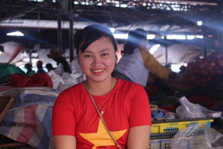 hoi an nhuom trong sac do khong khi cuc nong truoc gio bong lan