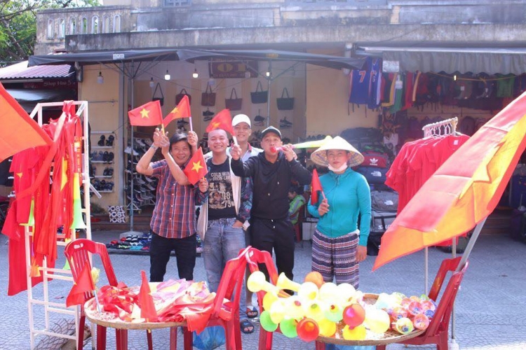 hoi an nhuom trong sac do khong khi cuc nong truoc gio bong lan