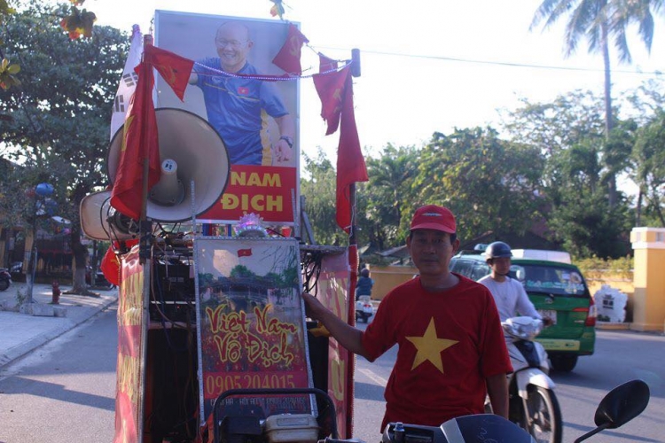 hoi an nhuom trong sac do khong khi cuc nong truoc gio bong lan