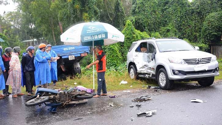 Quảng Nam: Va chạm giao thông kinh hoàng một người tử vong tại chỗ quang nam va cham giao thong kinh hoang mot nguoi tu vong tai cho