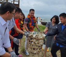 Lý Hùng, Mỹ Linh gom rác thải nhựa ở bờ biển Quảng Nam