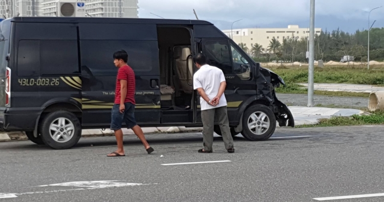 da nang va cham giua 2 xe o to 4 nguoi bi thuong nang
