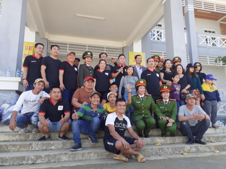 quang nam trao 150 suat qua cho ba con vung cao nam tra my