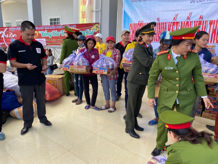 quang nam trao 150 suat qua cho ba con vung cao nam tra my