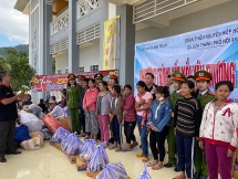 quang nam trao 150 suat qua cho ba con vung cao nam tra my