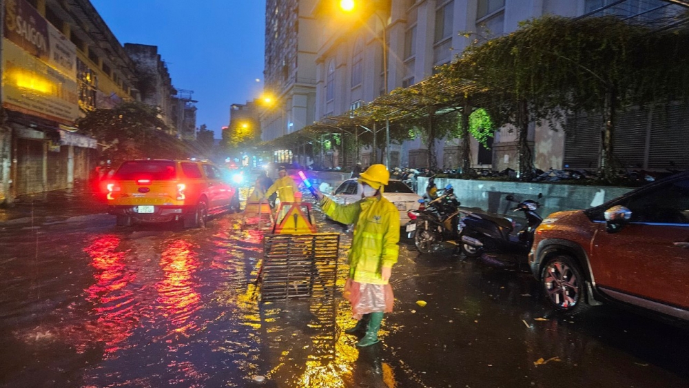 Sau cơn mưa rào bất chợt, công nhân thoát nước Hà Nội làm việc hết công suất