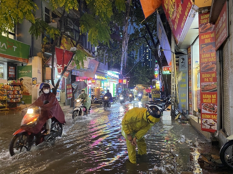 Sau cơn mưa rào bất chợt, công nhân thoát nước Hà Nội làm việc hết công suất