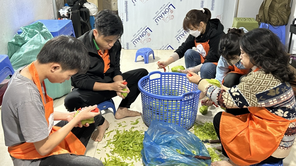 Suất cơm 5.000 - món quà Giáng sinh ấm áp với bệnh nhân ở Hà Nội