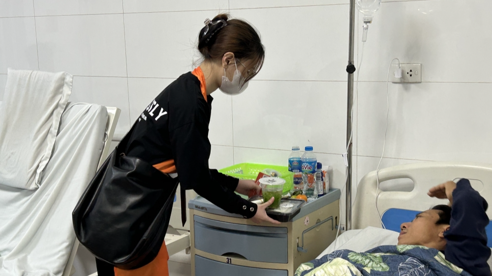 Suất cơm 5.000 - món quà Giáng sinh ấm áp với bệnh nhân ở Hà Nội