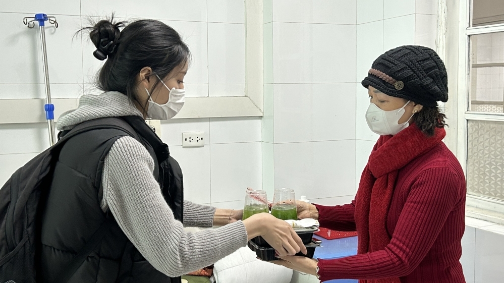 Suất cơm 5.000 - món quà Giáng sinh ấm áp với bệnh nhân ở Hà Nội