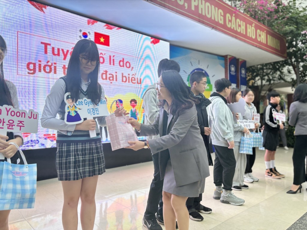 Học sinh Hàn Quốc trải nghiệm văn hóa tại trường THCS Nguyễn Du