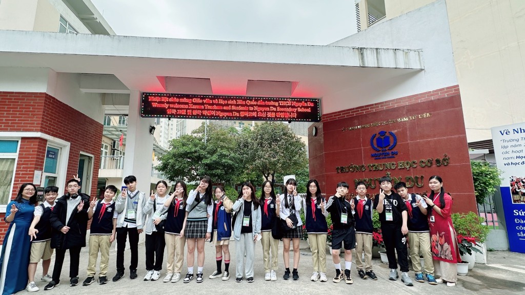 Học sinh Hàn Quốc trải nghiệm văn hóa tại trường THCS Nguyễn Du