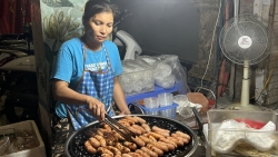 Lạp xưởng nướng đá có gì hấp dẫn khiến giới trẻ săn lùng?