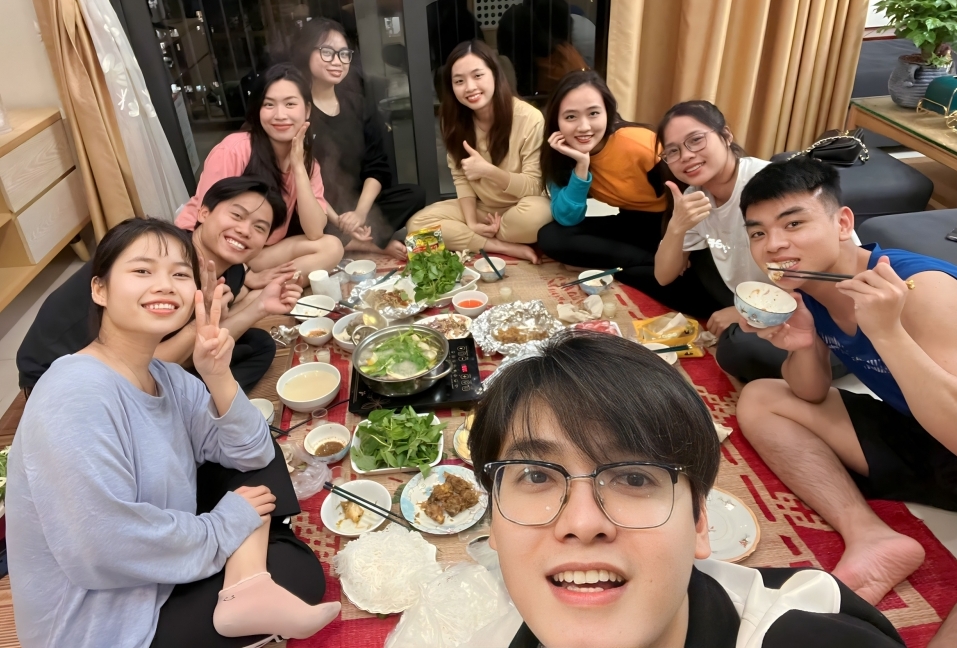 Ấm áp bữa cơm sum vầy chiều ba mươi Tết