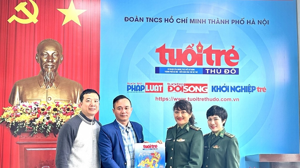 Trao tặng báo Xuân Giáp Thìn 2024 cho bộ đội biên phòng