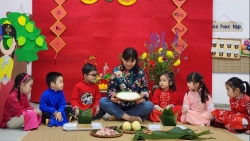 Học sinh Thủ đô háo hức trổ tài gói bánh chưng xanh