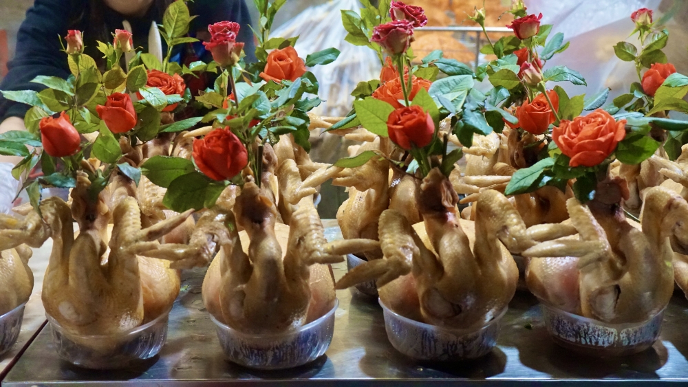 "Gà ngậm hoa hồng" tại “chợ nhà giàu” hút khách ngày ông Công ông Táo