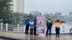 Công nhân thoát nước Hà Nội hướng dẫn giúp đỡ người dân thả cá không gây ô nhiễm môi trường