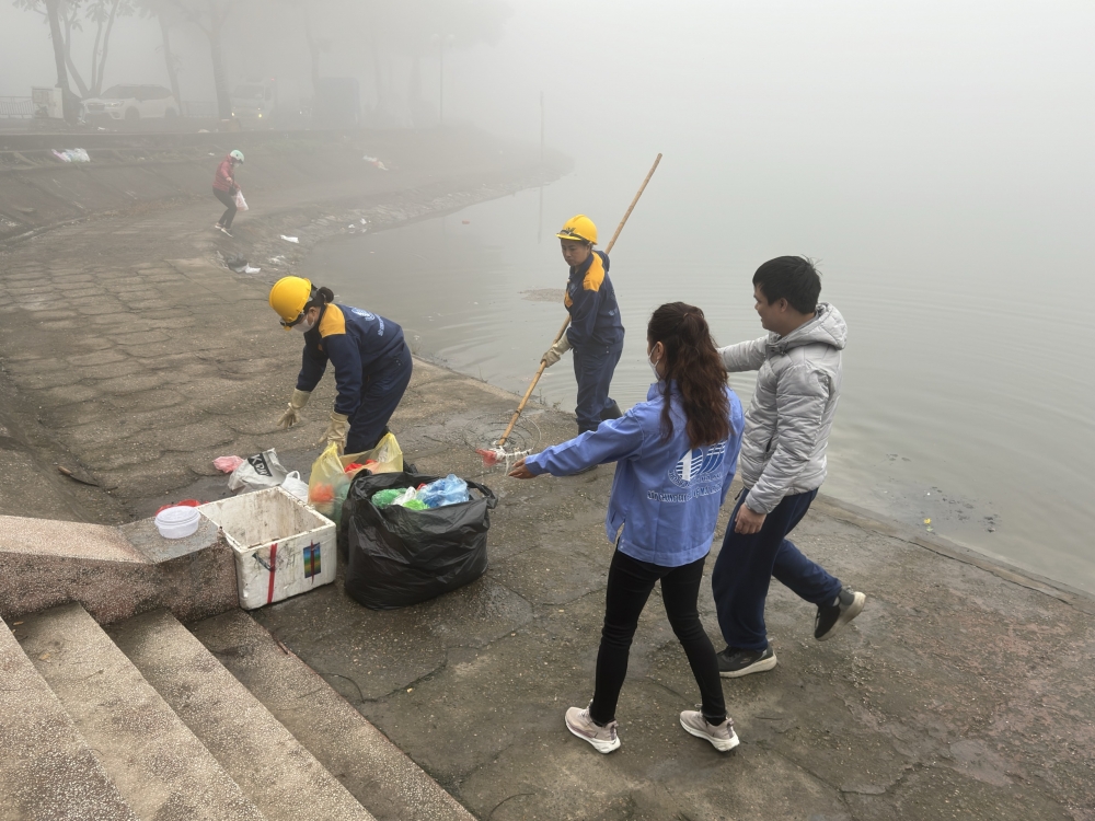 Công nhân thoát nước Hà Nội hướng dẫn giúp đỡ người dân thả cá không gây ô nhiễm môi trường