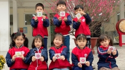 Để trẻ không “cắm mặt” vào điện thoại trong kỳ nghỉ Tết...