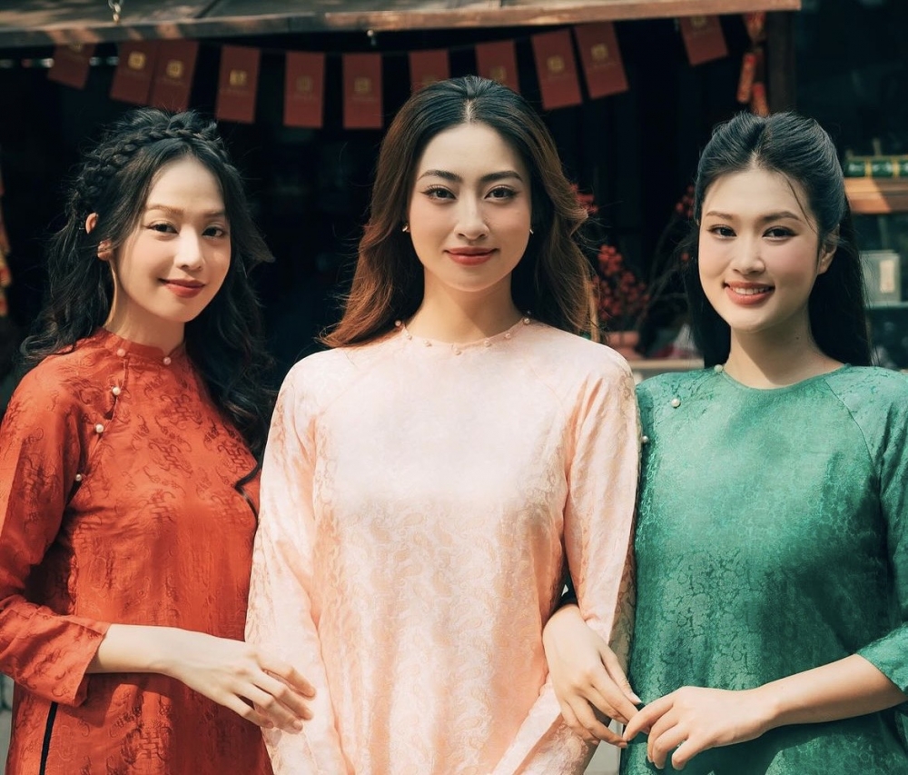 Dàn Hoa hậu đình đám khoe sắc với áo dài ngày Tết