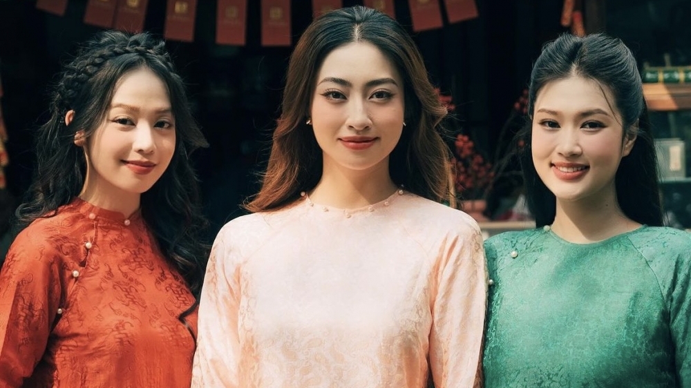 Dàn hoa hậu đình đám khoe sắc với áo dài ngày Tết