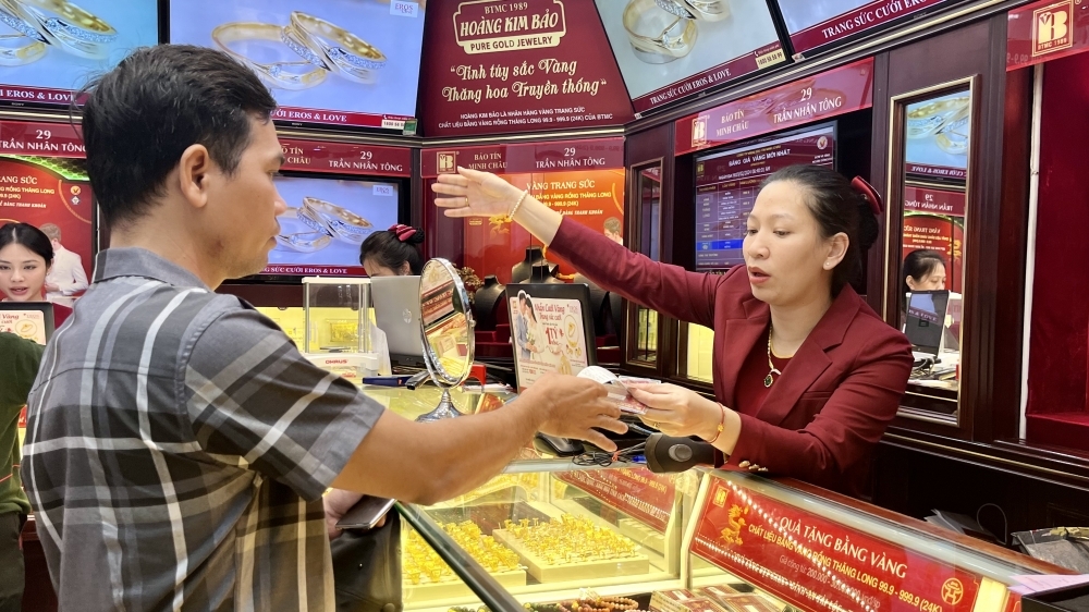 Người dân chen chân đi mua vàng từ sáng sớm ngày vía Thần Tài