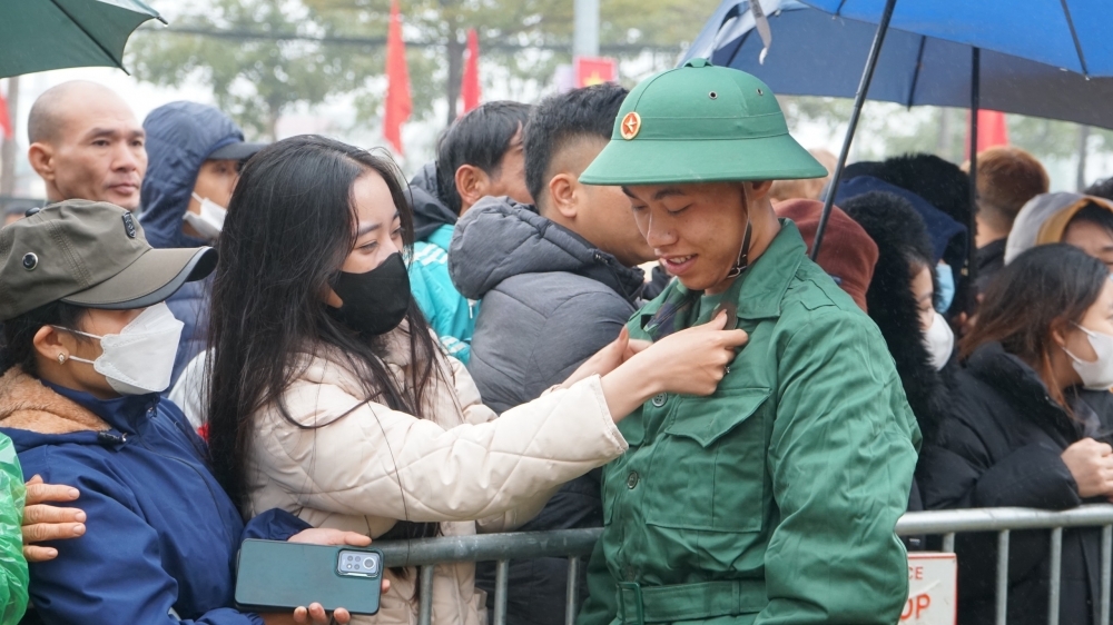 Tân binh lưu luyến giây phút chia tay