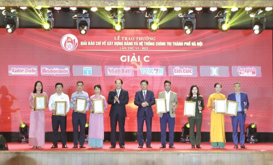 Trưởng Ban Tổ chức Thành ủy Vũ Đức Bảo và Trưởng Ban Tuyên giáo Thành ủy Nguyễn Doãn Toản trao Giải C cho