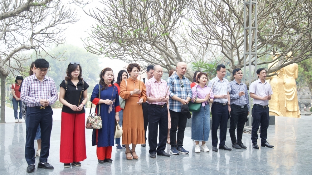 Dâng hương tưởng nhớ AHLS hy sinh tại chiến trường Điện Biên Phủ