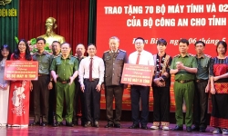 Bộ Công an trao tặng máy tính cho trường học ở Điện Biên