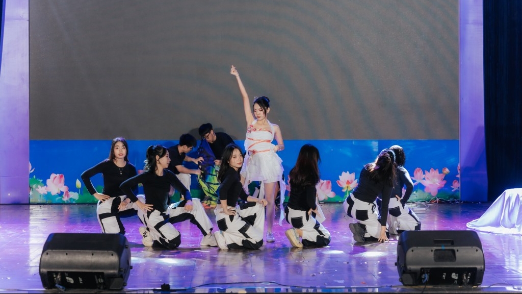 Lộ diện top 20 đại sứ tài năng trường Ams