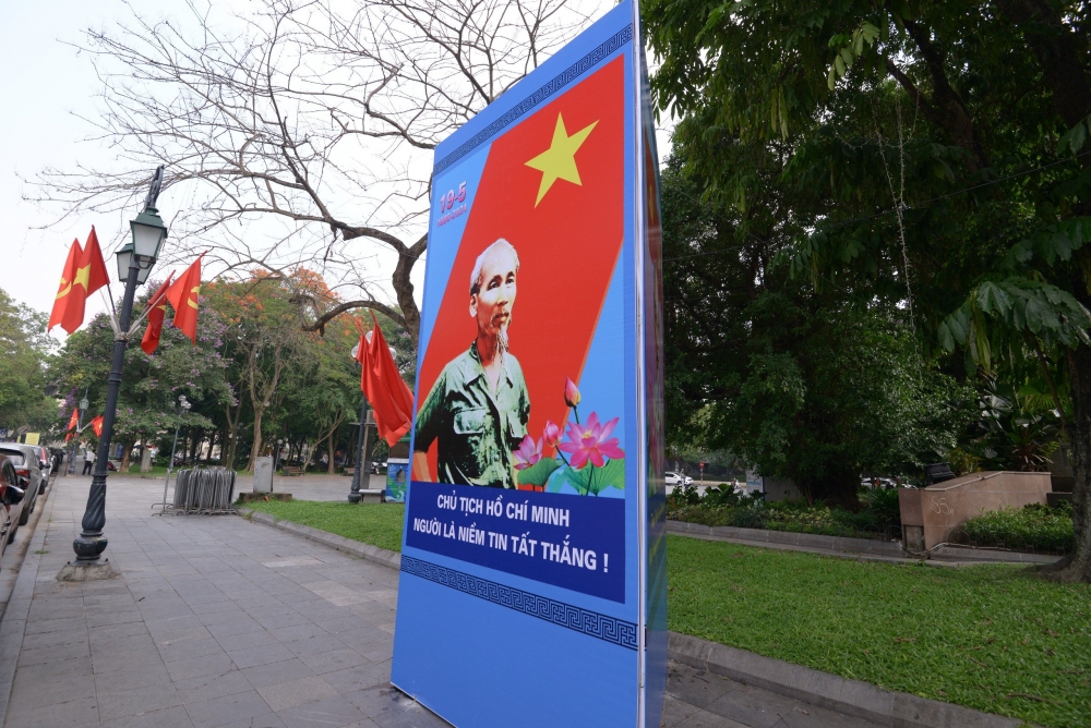 Đường phố Hà Nội rợp cờ hoa, khẩu hiệu mừng sinh nhật Bác