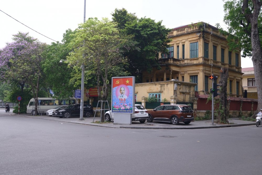 Đường phố Hà Nội rợp cờ hoa, khẩu hiệu mừng sinh nhật Bác