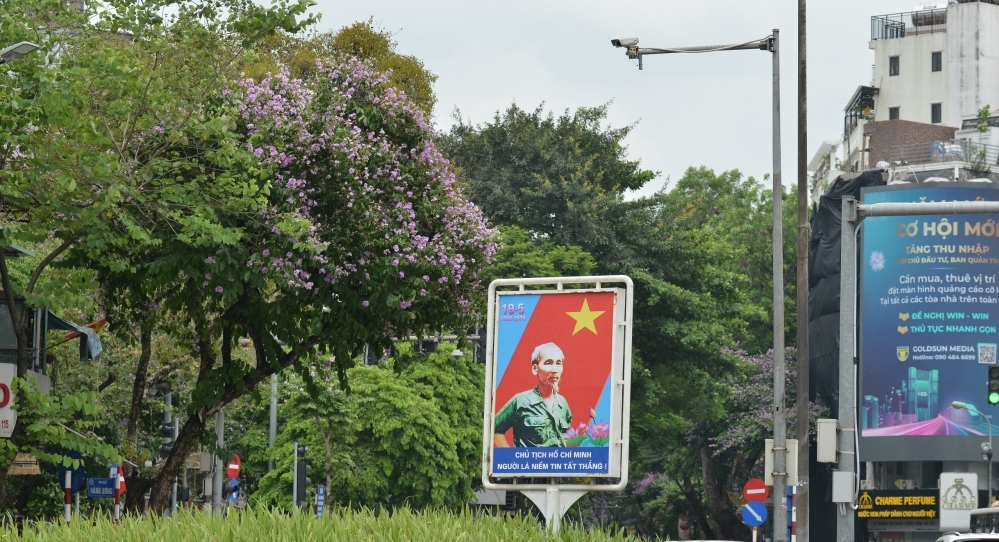 Đường phố Hà Nội rợp cờ hoa, khẩu hiệu mừng sinh nhật Bác