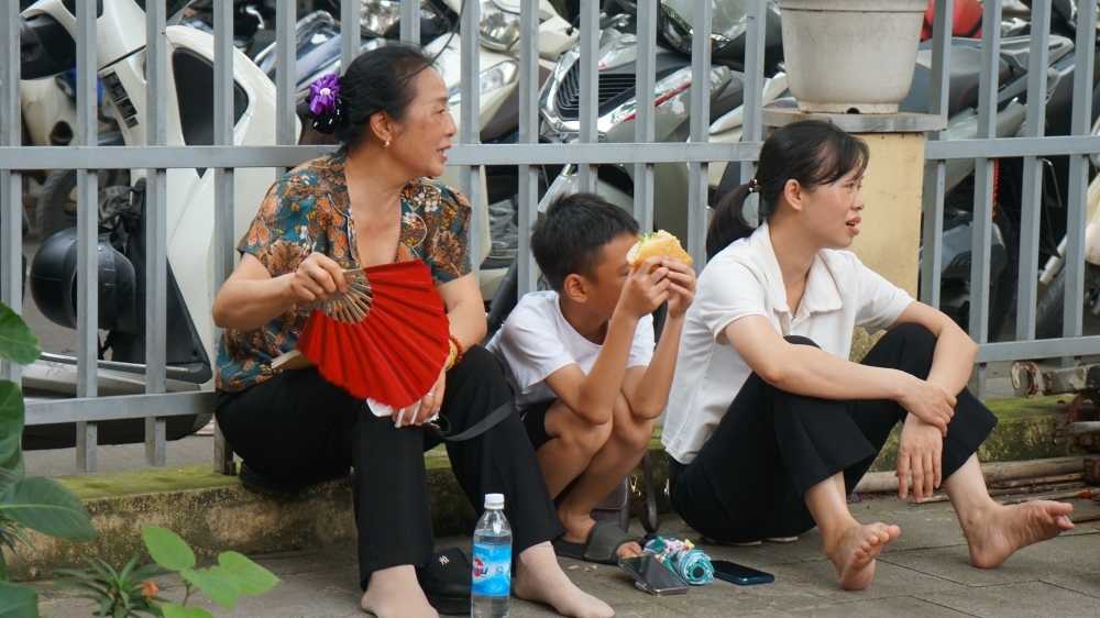 Phụ huynh đội nắng, thấp thỏm đợi con thi trường Chuyên