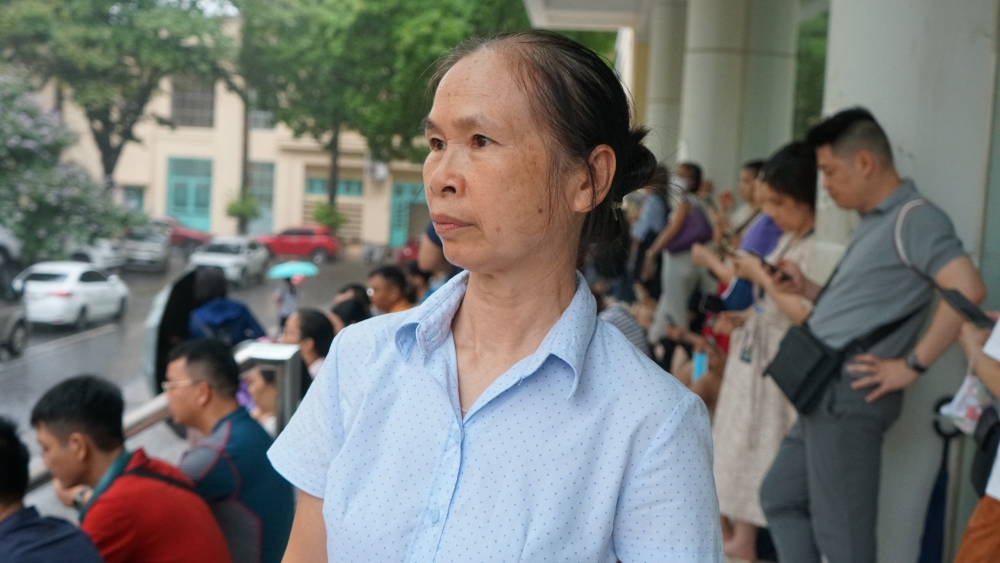 Mẹ đơn thân vượt gần 100km đưa con đi thi vào trường top đầu Hà Nội