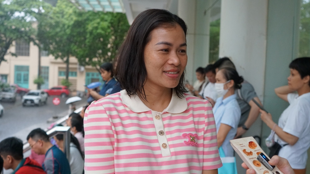 Mẹ đơn thân vượt gần 100km đưa con đi thi vào trường top đầu Hà Nội
