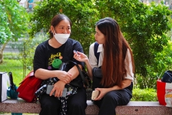 Mẹ đơn thân vượt gần 100km đưa con đi thi vào trường top đầu Hà Nội