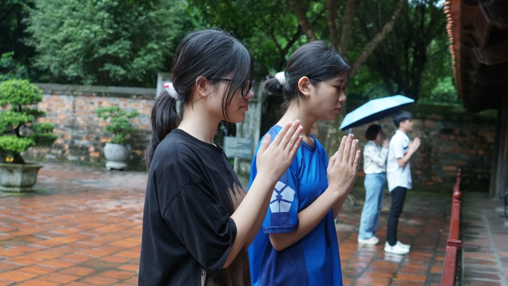 Sĩ tử vượt mưa kéo nhau đến Văn Miếu cầu may trước kỳ thi vào lớp 10